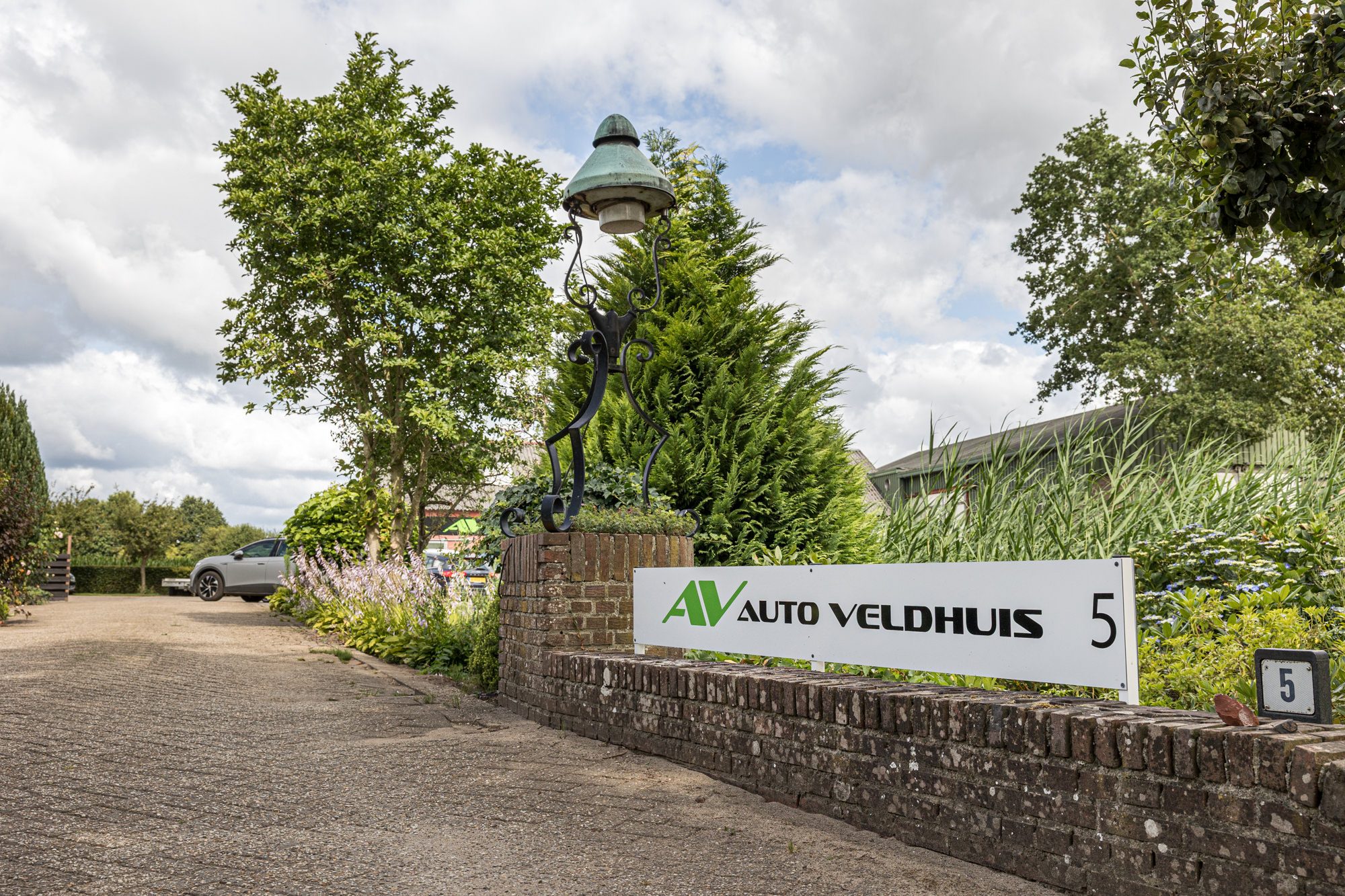 Naambord Auto Veldhuis bij de oprit