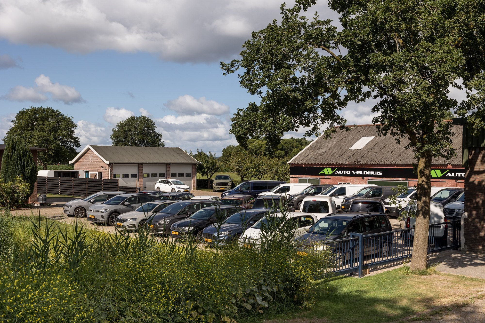 Terrein van Auto Veldhuis met occasions in Terwolde